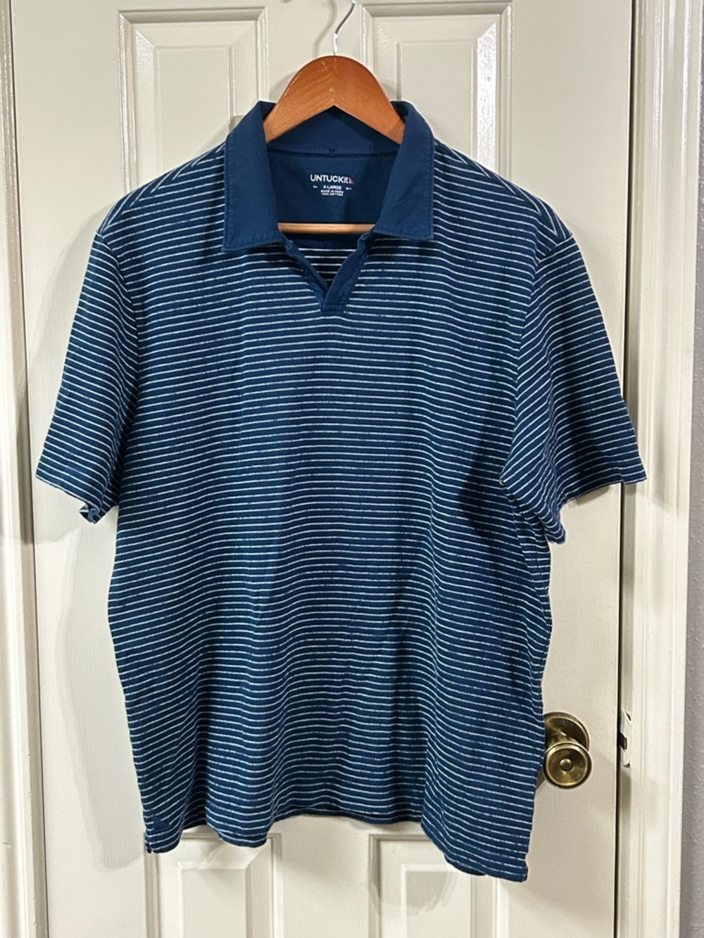 Untuckit Peyton Shirt Mens XL Blue White Striped slight flaw shown in picture 3
